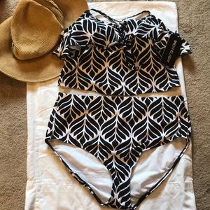NWT black and white swimsuit top LG bottom XL 🏖
